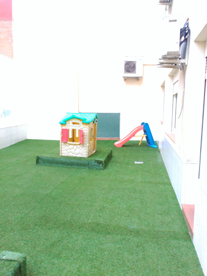 Colocacion De Cesped Artificial En Escuela Infantil Cuatro Pecas Cm