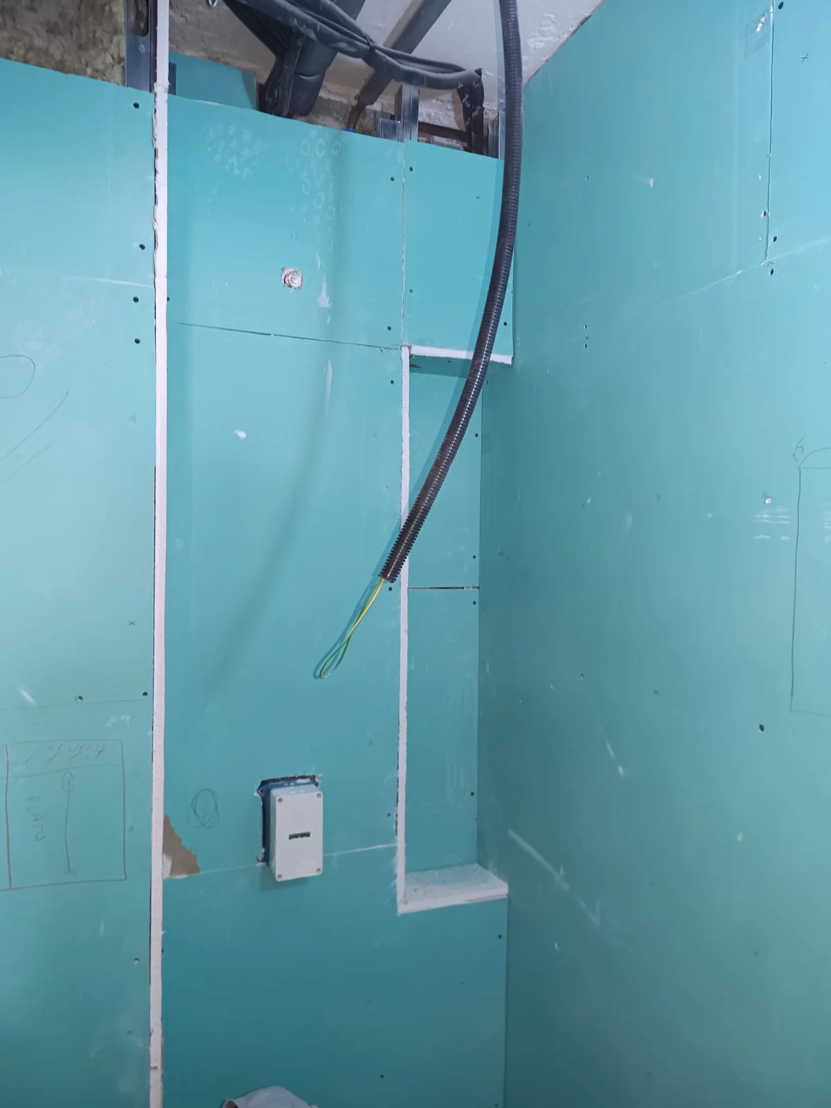 Instalación de fontanería vista sobre la placa hidrófuga antes de alicatar