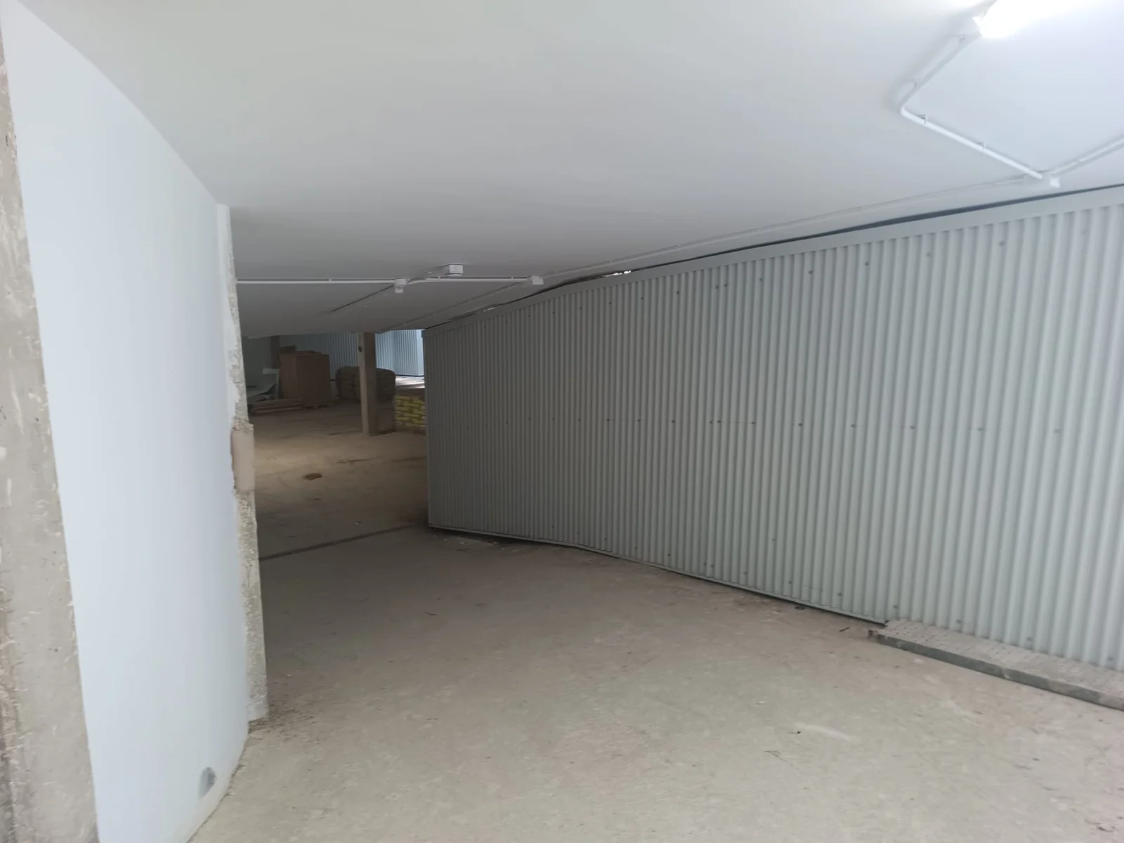 Interior del garaje con el trasdosado de chapa terminado