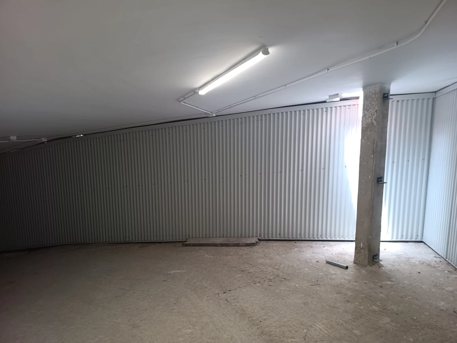 Paramento de chapa perfilada instalado a lo largo del garaje