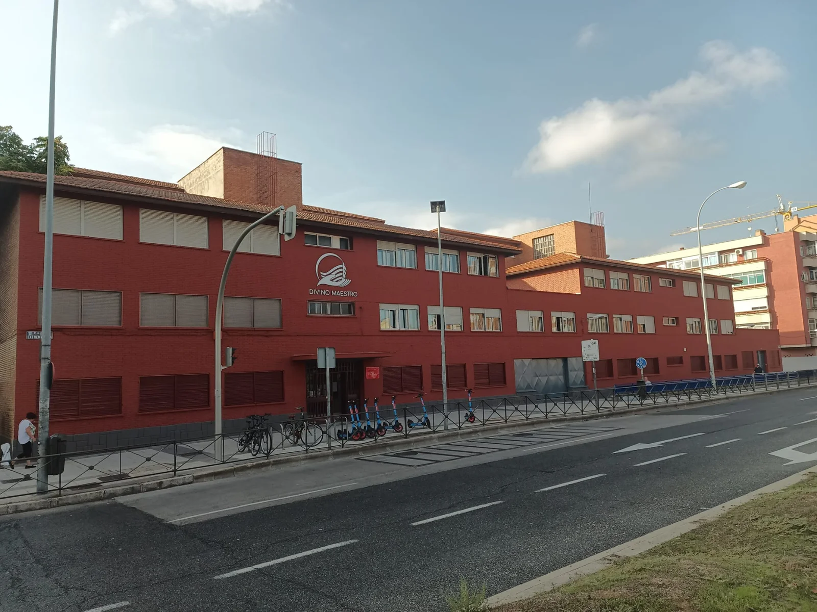 Fachada del colegio desde la calle