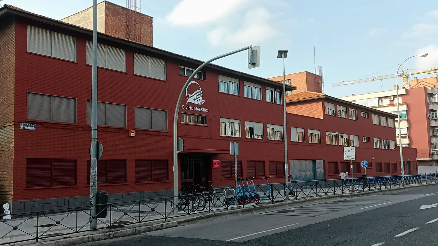 Fachada del colegio terminada · CM2 Obras y Construcciones