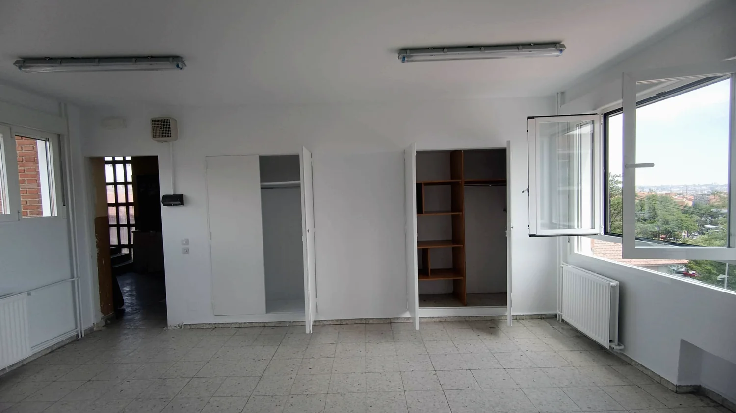Aula con armario empotrado y suelo de terrazo
