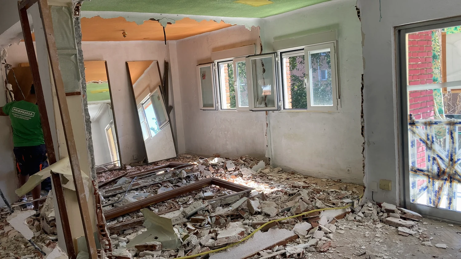Estancia demolida con el forjado y el escombro a la vista