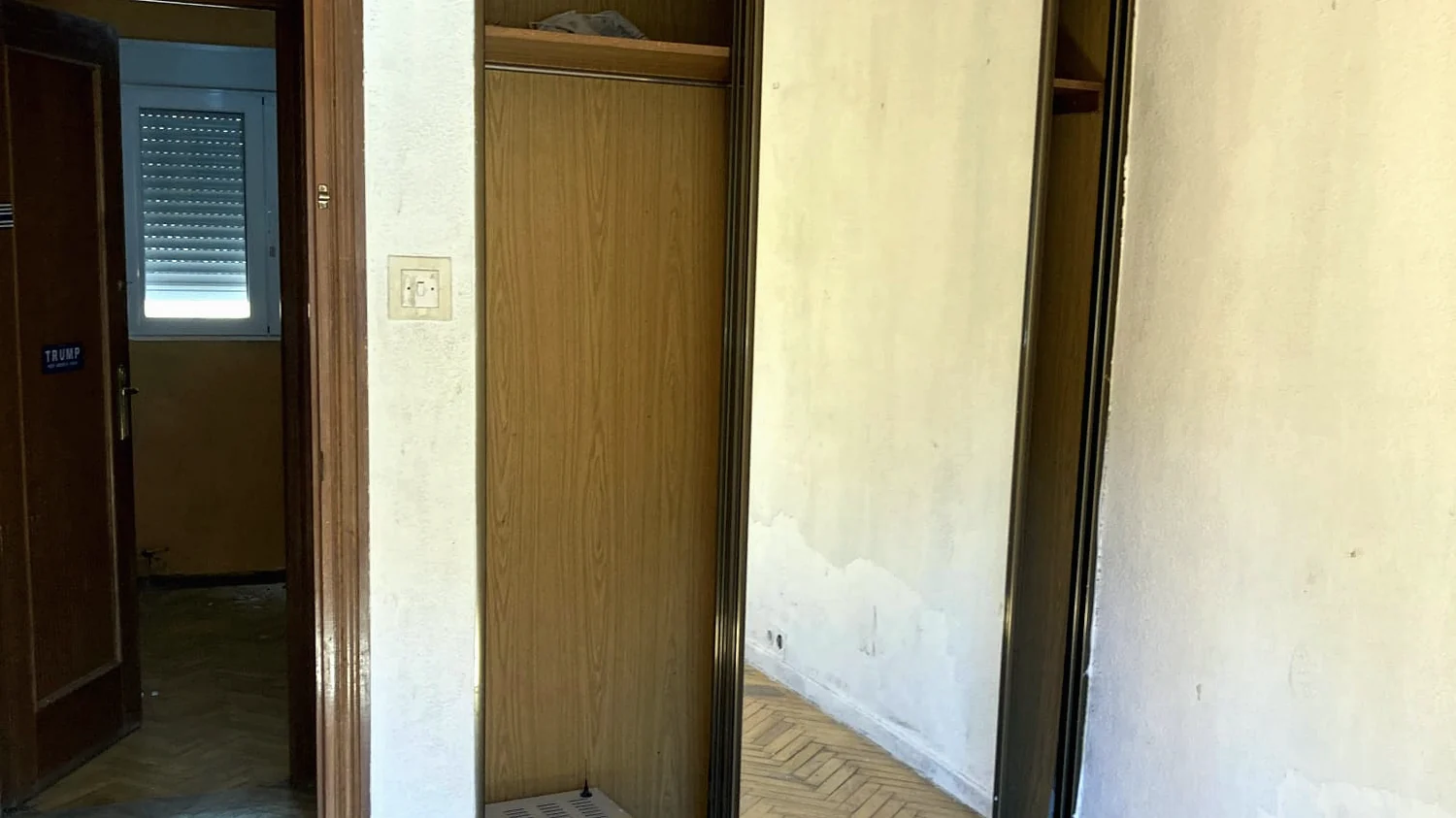 Pasillo de la vivienda antigua con puertas de madera